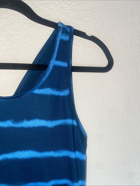Tops - ✨Adorable two-toned blue tank top with a built in sports bra!